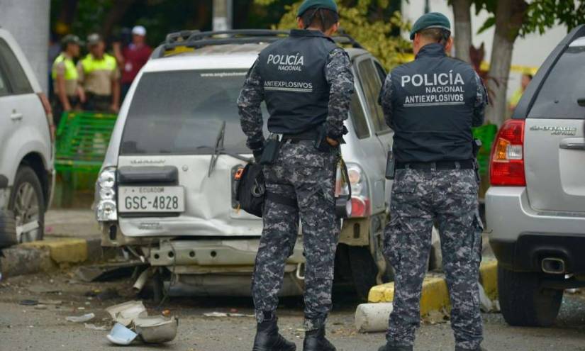 Vehículo explota en la Universidad de Guayaquil