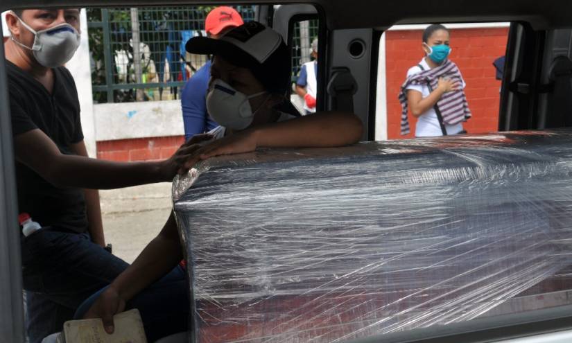 Guayaquil: mujer que fue dada por muerta, despertó; su familia tenía la cenizas de otra persona