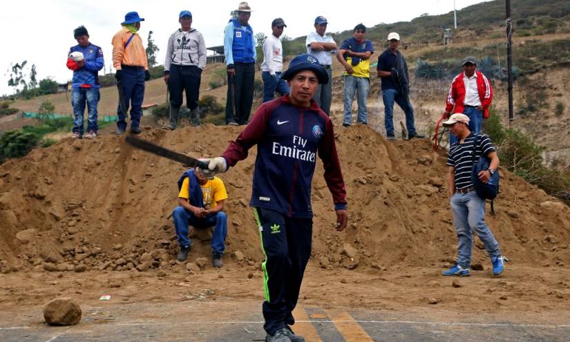 Protestas y bloqueo de vías persisten en la Sierra ecuatoriana