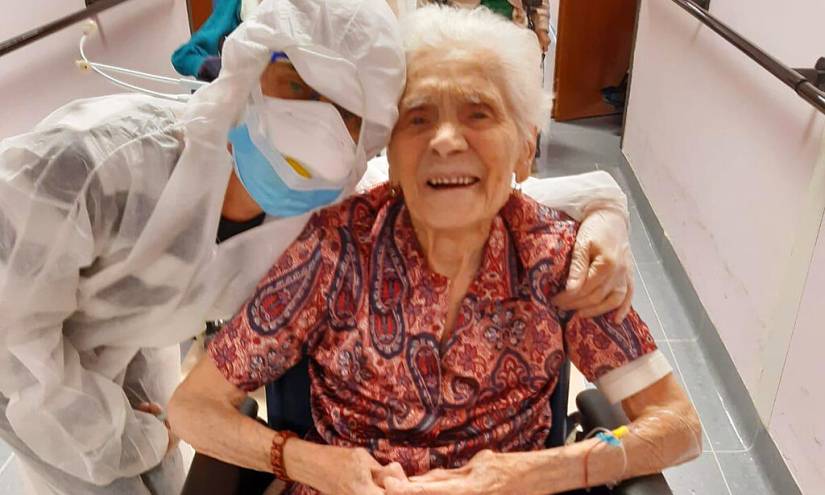 Mujer de casi 104 años se recupera de COVID-19 con “fe”