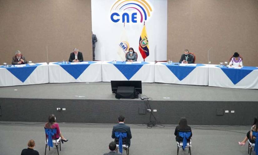 Fiscalía consulta sobre posible indagación a vocales del CNE