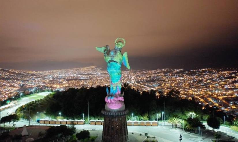 La virgen de El Panecillo rinde homenaje a médicos que combaten COVID-19