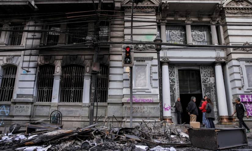 Suspenden alza del Metro y decretan toque de queda en Chile