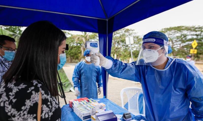 COE cantonal de Guayaquil instaló carpas para casos de COVID-19