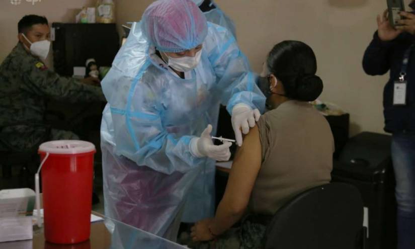 Empezó la vacunación contra el COVID-19 en Quito y Guayaquil