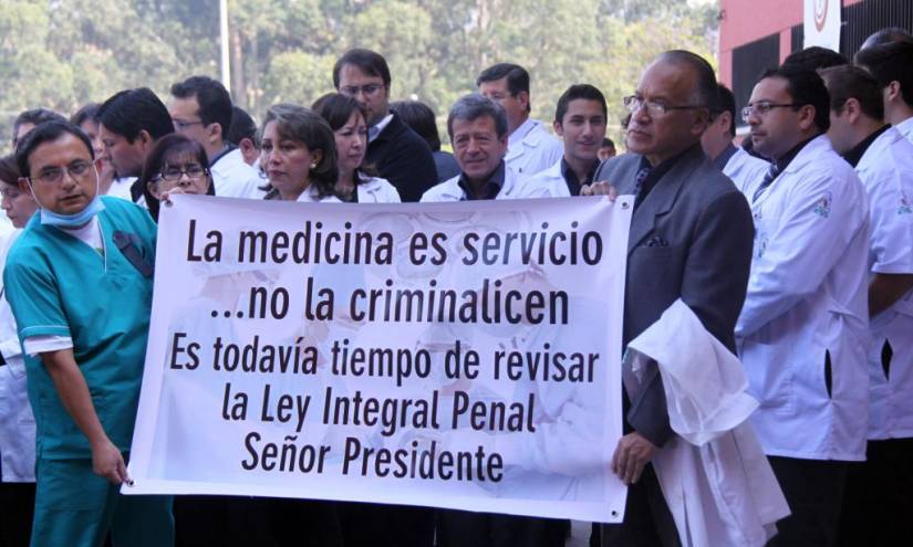 Médicos de Portoviejo y Cuenca cuelgan mandiles en protesta a Código Penal