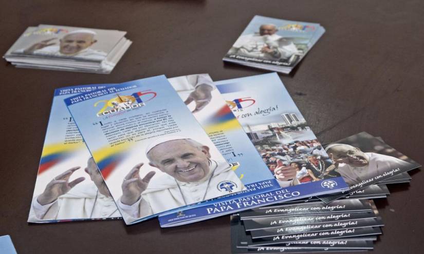 Estudiantes arman con entusiasmo los kits para la venida del papa