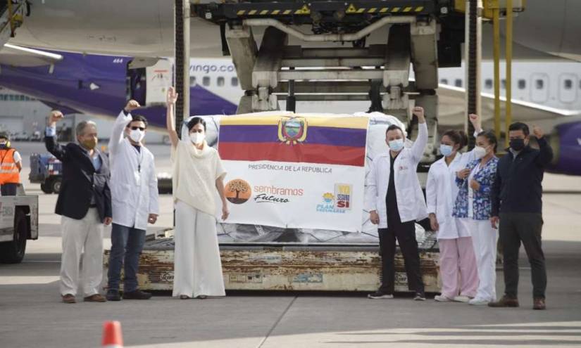 Llegan a Ecuador las primeras 8.000 dosis de la vacuna contra el COVID-19