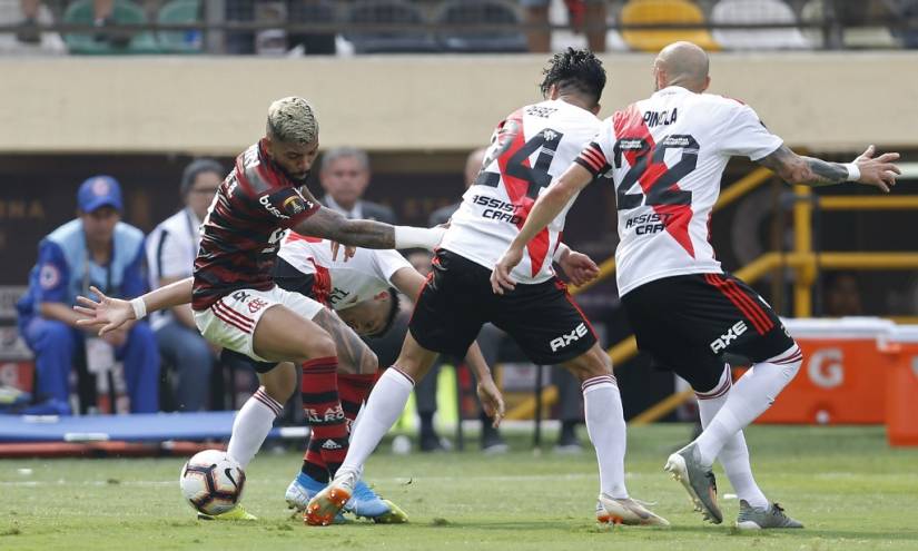 &#039;Gabigol&#039; tocó la copa Libertadores antes de la final