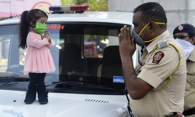 En India, la mujer más baja del mundo ayuda a la policía a alentar al confinamiento