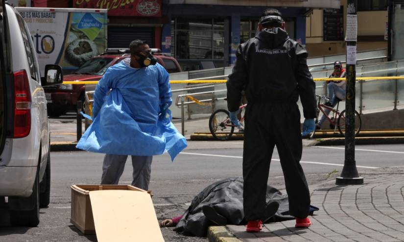 20 cadáveres recogidos en casas y calles de Quito hasta el momento, según Municipio