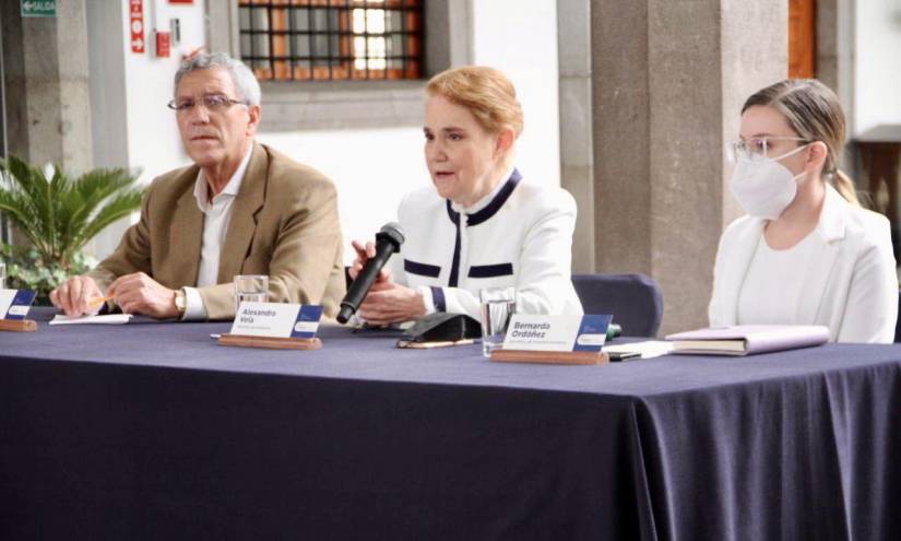 Fausto Cobo, director del SNAI; Alexandra Vela, ministra de Gobierno; y Bernarda Ordóñez, secretaria de DD.HH.