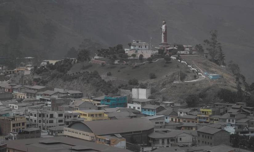 Intensa caída de ceniza del volcán Sangay en seis provincias