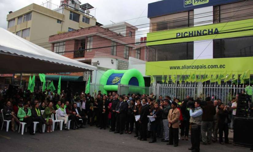 Denuncian doble contabilidad en campaña de Correa