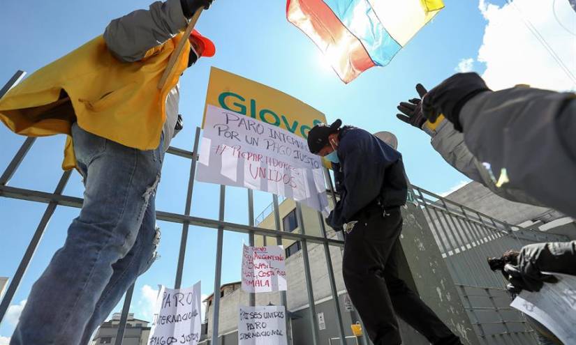 Repartidores protestan en Quito por un &quot;pago justo&quot; y mayor seguridad sanitaria