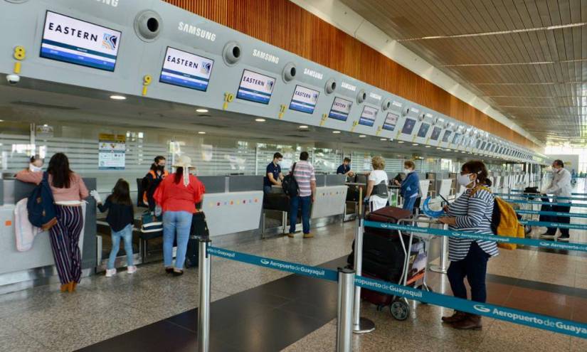 Se mantienen medidas de bioseguridad en aeropuertos de Ecuador