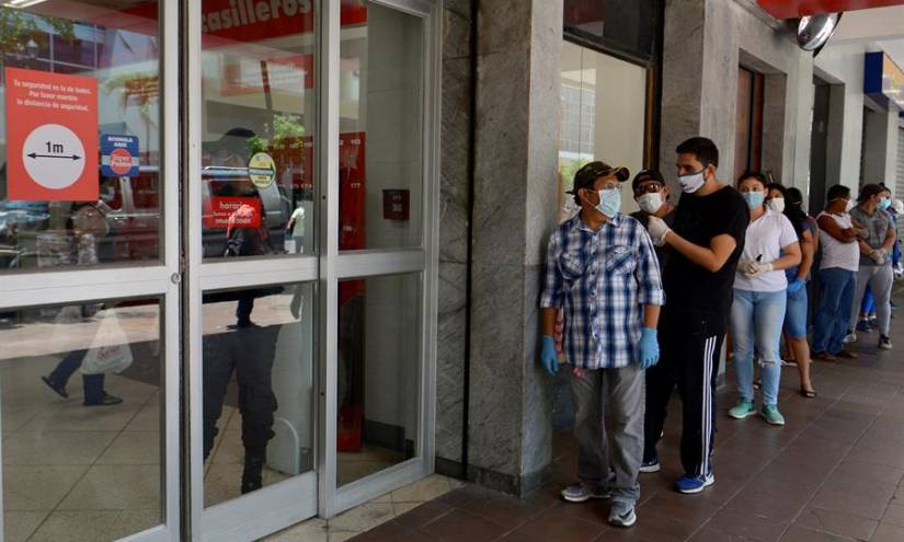 Supermercados adelantan apertura ante nuevo horario de toque de queda en Ecuador