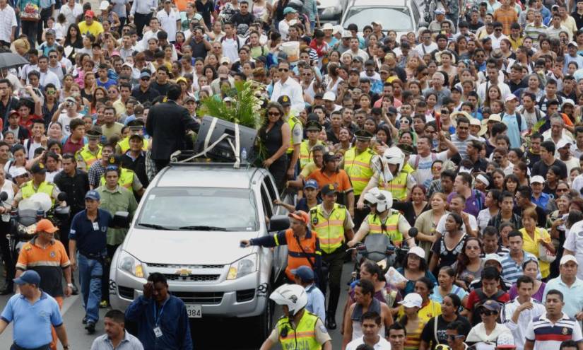 En medio de llanto y dolor, fanáticos despiden a su diva Sharon