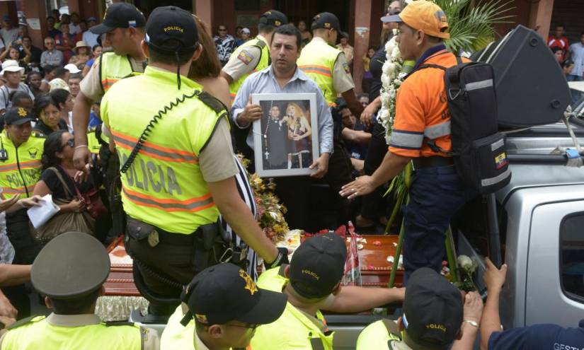 En medio de llanto y dolor, fanáticos despiden a su diva Sharon