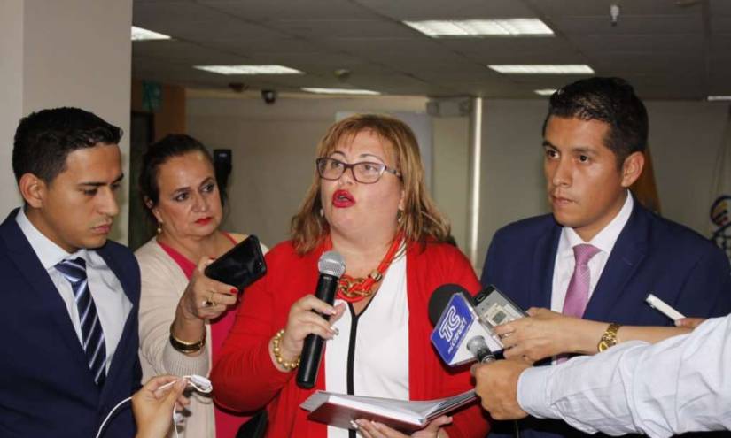 Suspenden sesión del CPCCS; Cruz apartado de reunión