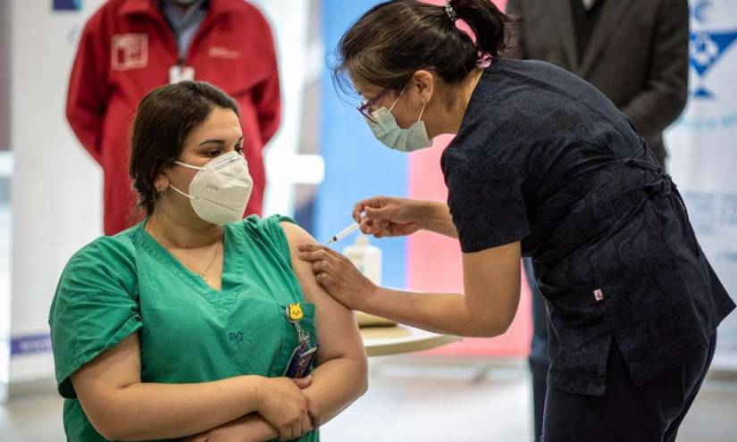 Chile ha vacunado a más de 5.000 personas del sector sanitario