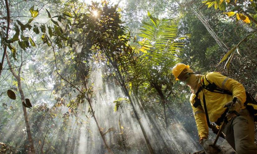 Indígenas se aíslan en la Amazonía bajo la amenaza del virus y la violencia