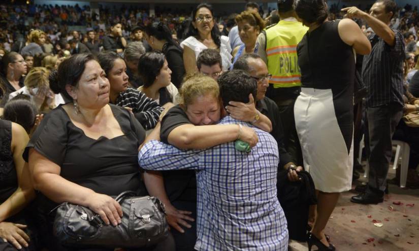 Los ecuatorianos dan el último adiós a Sharon