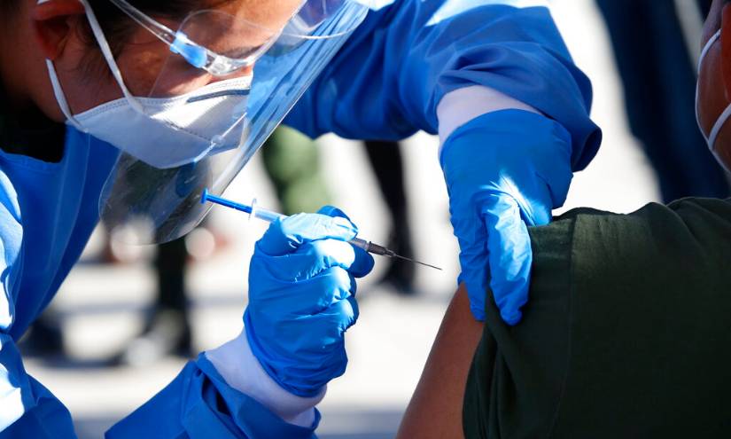 El 80 % de ecuatorianos debe vacunarse para controlar expansión del virus, según Pfizer