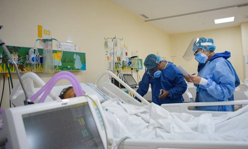 Hospitales públicos y privados en Guayaquil están al límite