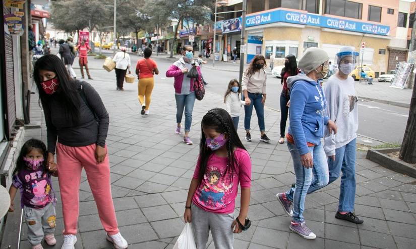 Aglomeraciones en Quito no disminuyen y los casos de COVID-19 aumentan