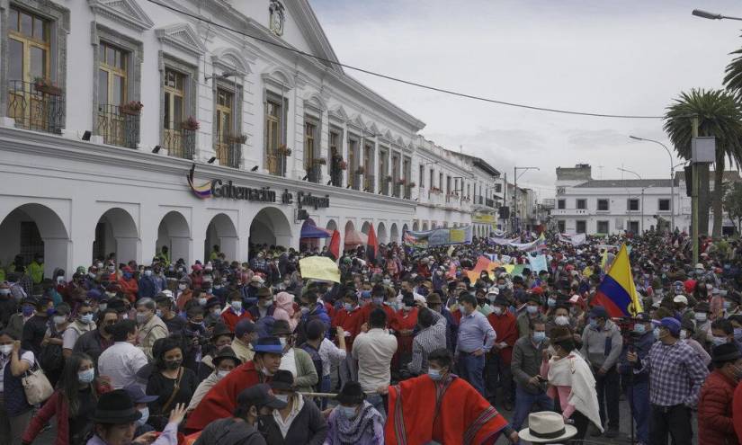 Indígenas marchan en contra del alza de combustibles