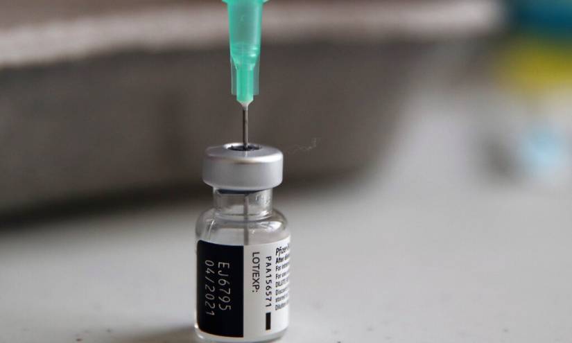 Pfizer: Variante sudafricana podría reducir protección de vacuna