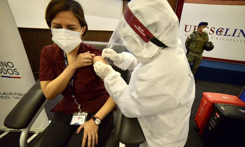 Aumentan las críticas contra ministro de Salud por silencio en plan de vacunación