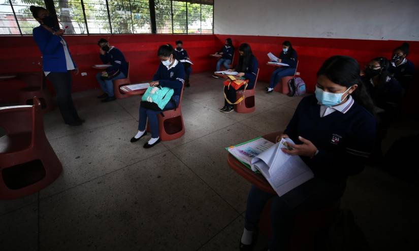 Unos 120.000 estudiantes iniciaron el retorno progresivo a clases en Ecuador