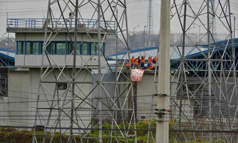 Reclusos vigilan Cárcel Regional de Guayaquil desde los techos, a pesar de estado de excepción