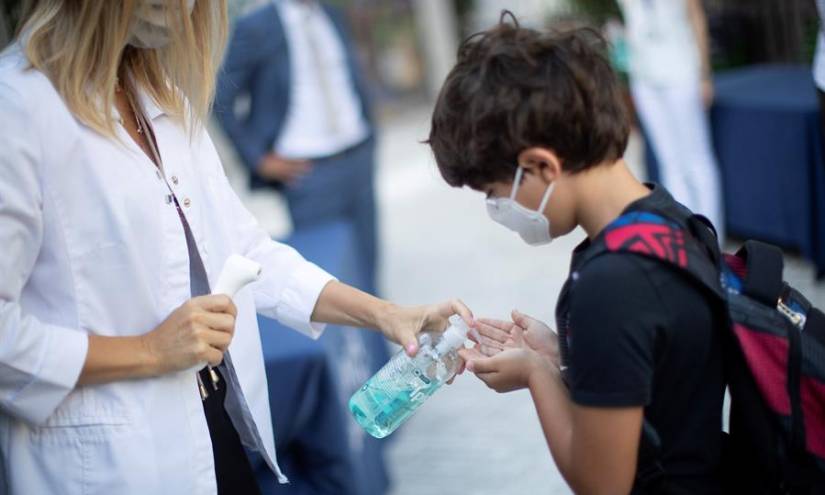 Niños con covid-19 presentan con más frecuencia fiebre y tos que con la gripe