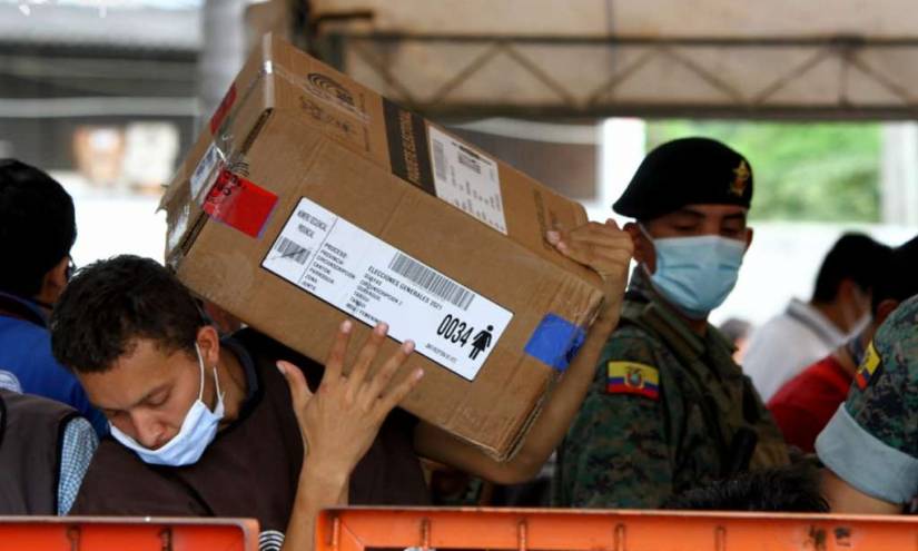 Vigilan reconteo de actas en Guayas, bajo resguardo policial y militar