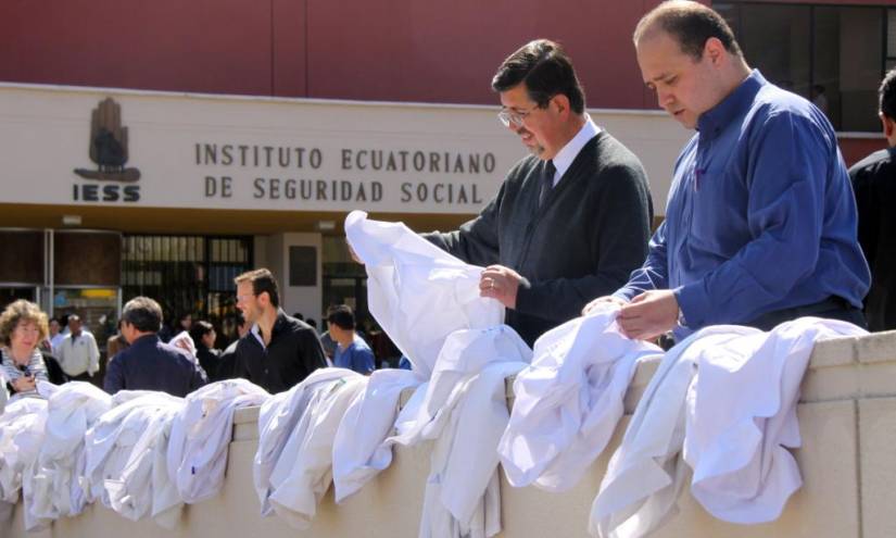 Médicos de Portoviejo y Cuenca cuelgan mandiles en protesta a Código Penal