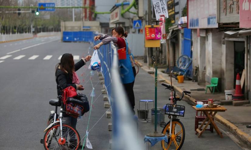 Habitantes de Wuhan regresan de a poco al trabajo luego de dos meses