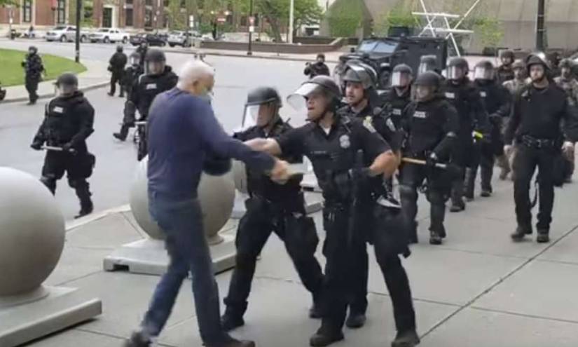 Brutal agresión policial a un hombre mayor en Estados Unidos