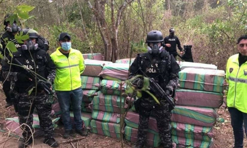 Hallan 3 toneladas de droga y una pista clandestina en Manabí