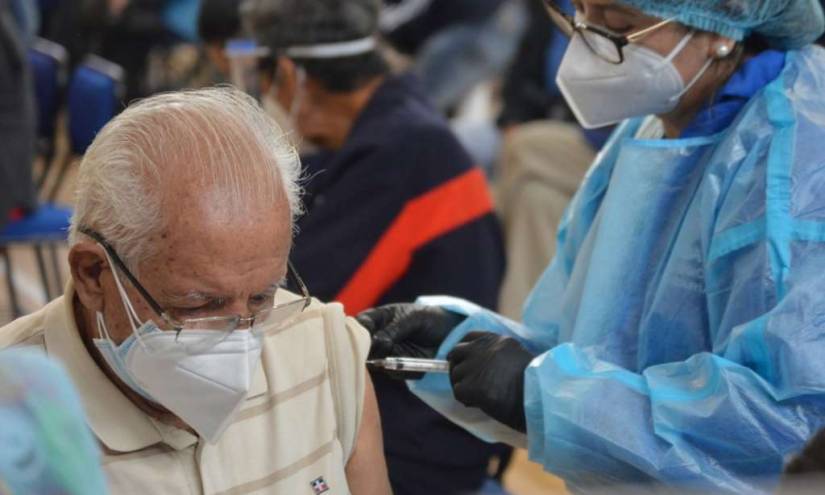 Tras retrasos, pocos adultos mayores se vacunaron en Quito