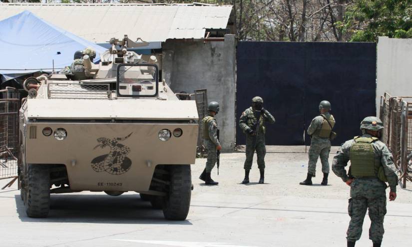 Militares custodian los exteriores de la Penitenciaría del Litoral.