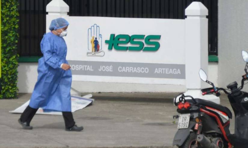 Separan a director general del IESS por contrato de mascarillas