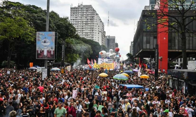 Masiva movilización universitaria contra Bolsonaro