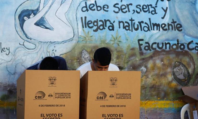 Comienzan elecciones en Ecuador con voto en cárceles