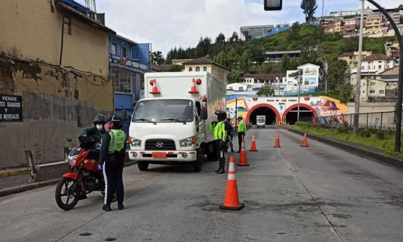 251 conductores citados en Quito por incumplir restricción vehicular