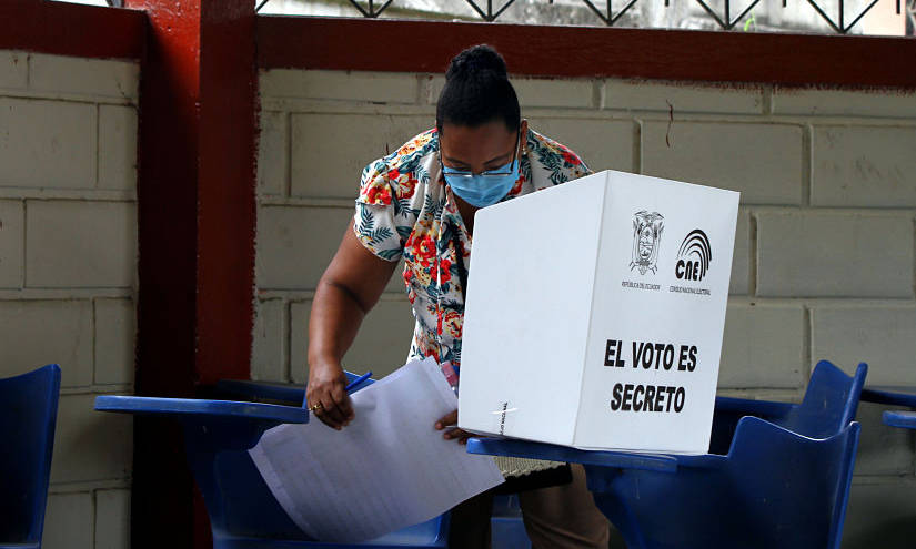 Elecciones en Ecuador terminan con normalidad pese a retrasos