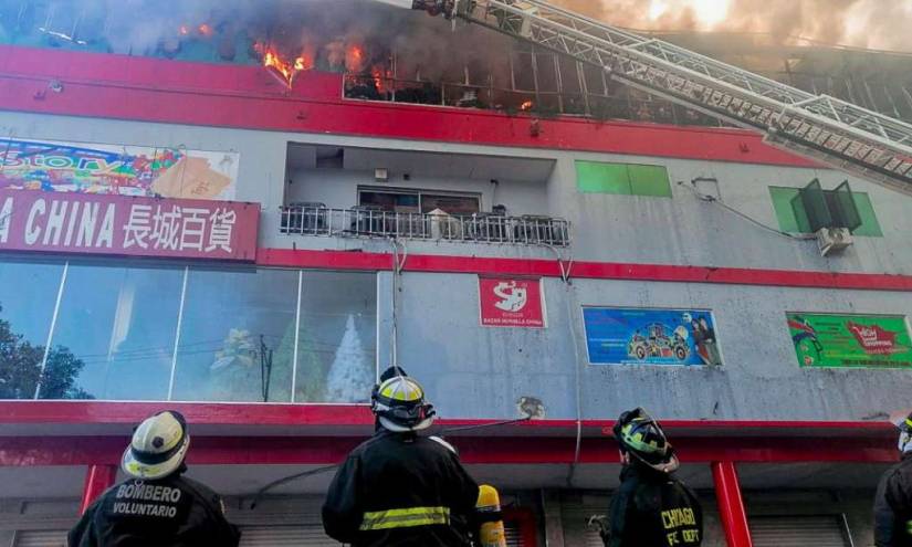 Edificio queda parcialmente destruido en Guayaquil