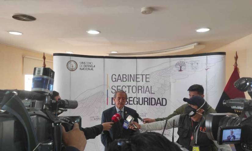 Fronteras de Ecuador seguirán cerradas, dice ministro Jarrín